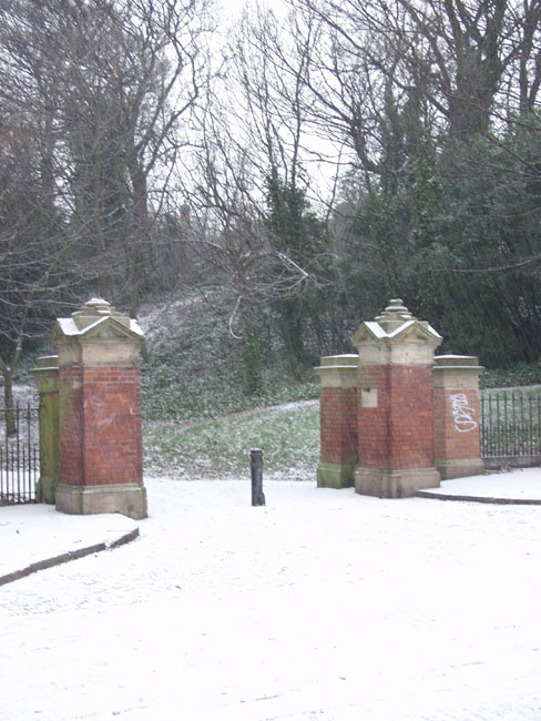 Jden_Armst_Entrance