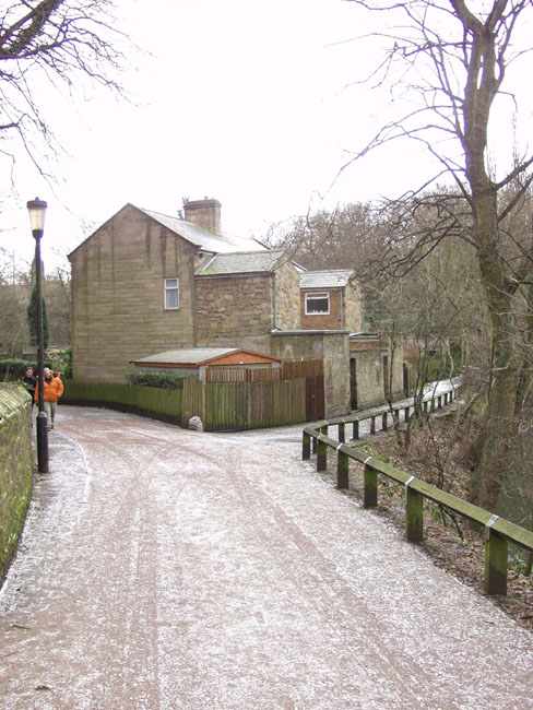 Jden_Busy_Cottages_Road